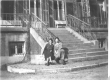 aan de eretrap in 1932.jpg