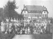 personeel en leerlingen 1938 mev. Bonnard uiterst links op de eerste rechtstaande rij.jpg